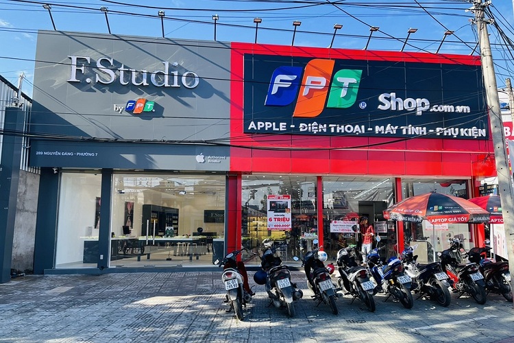 TRAM DOI PIN XE MAY DIEN VINFAST TAI FPT SHOP 2